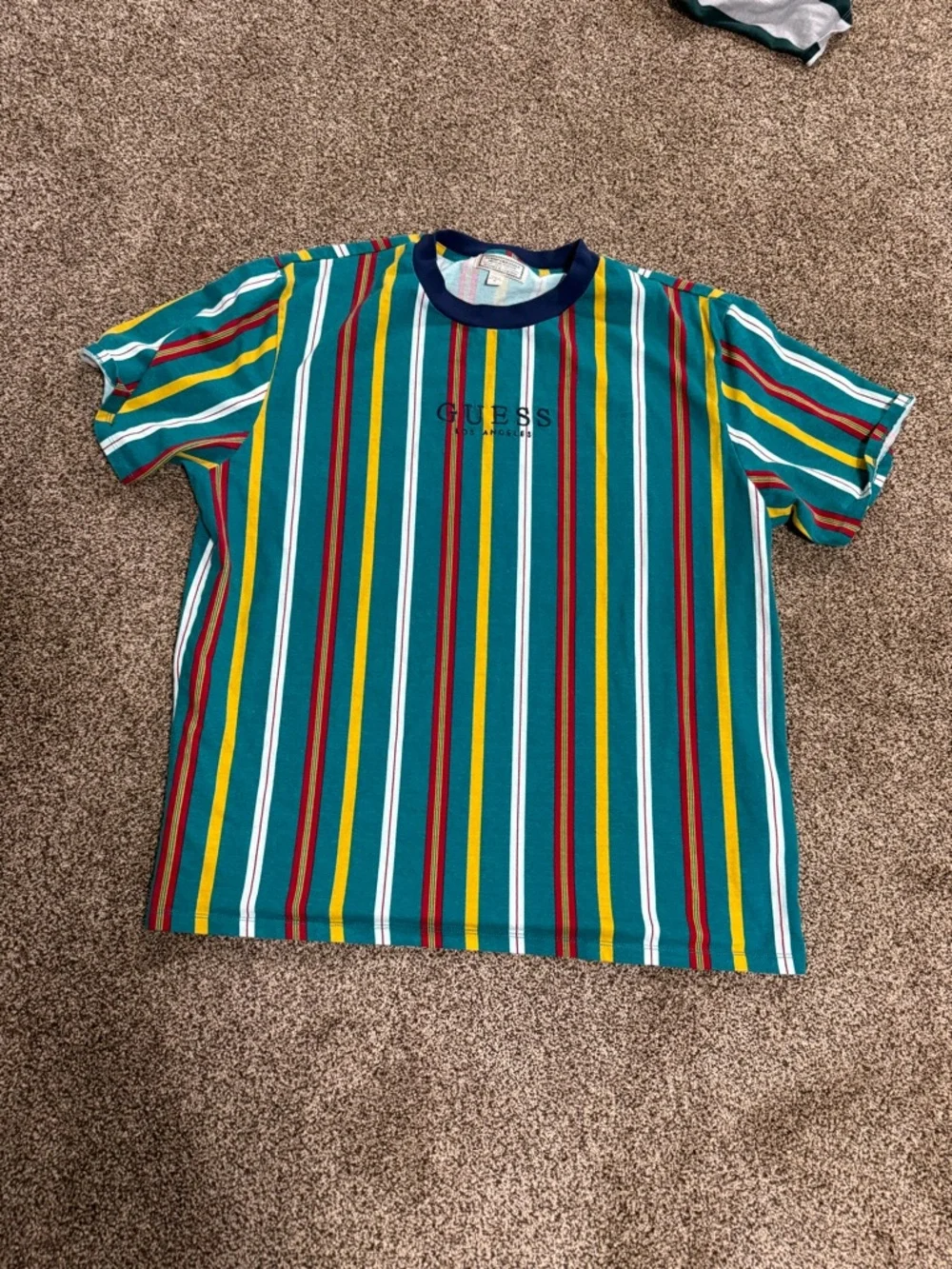 2 GUESS T-Shirts - Picture 2 of 7